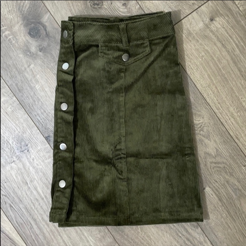 🌻♻️New Curduroy button down skirt. - Olive